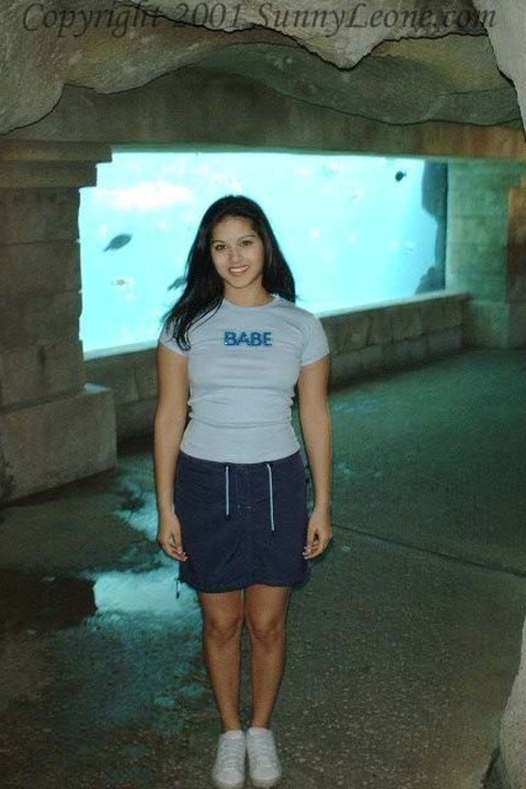 Hot Indian pornstar Sunny Leone flashing her titties and twat at an aquarium