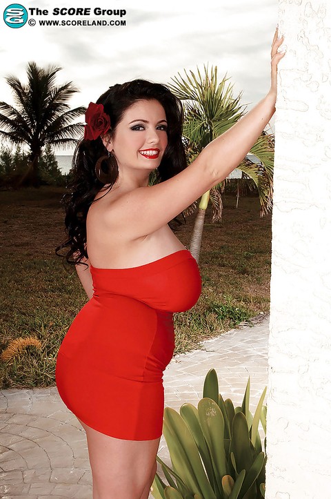 Delightsome fatty Arianna Sinn stripping from short red dress outdoor | Фото 7