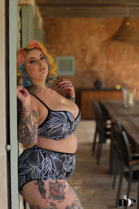 Fatty inked model with colorful hair Galda Lou stripping and posing nude | Фото 1