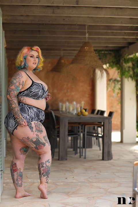 Fatty inked model with colorful hair Galda Lou stripping and posing nude | Фото 2