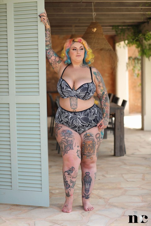 Fatty inked model with colorful hair Galda Lou stripping and posing nude | Фото 4