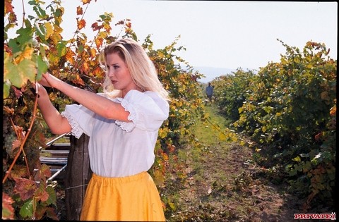 Czech country girl Daniella Schiffer gets ass fucked in the vineyard | Фото 16