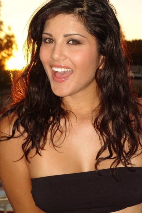 Beautiful Indian MILF Sunny Leone poses in her sexy outfit in the sunset | Фото 21