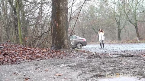 Solo girl Cynthia Vellons takes a piss in a gravel driveway on a wet day | Фото 1