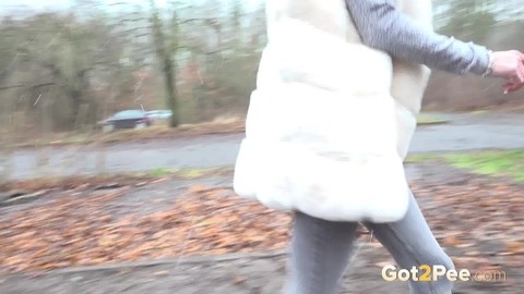 Solo girl Cynthia Vellons takes a piss in a gravel driveway on a wet day | Фото 14