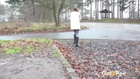 Solo girl Cynthia Vellons takes a piss in a gravel driveway on a wet day | Фото 15