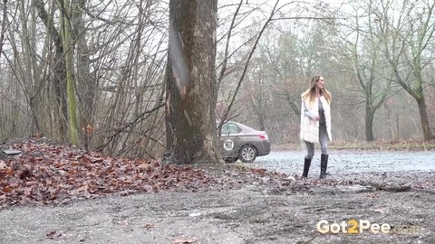 Solo girl Cynthia Vellons takes a piss in a gravel driveway on a wet day | Фото 2