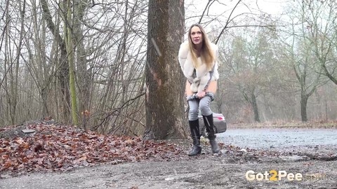 Solo girl Cynthia Vellons takes a piss in a gravel driveway on a wet day | Фото 3