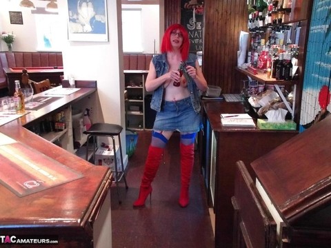 Redheaded amateur Barby Slut exposes her tits and ass while tending bar | Фото 5