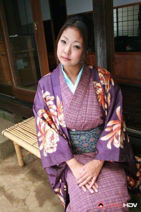 Japanese female lifts up her kimono for a no panty upskirt on the patio | Фото 1