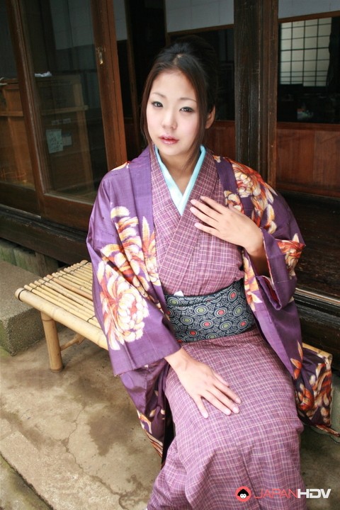 Japanese female lifts up her kimono for a no panty upskirt on the patio | Фото 4