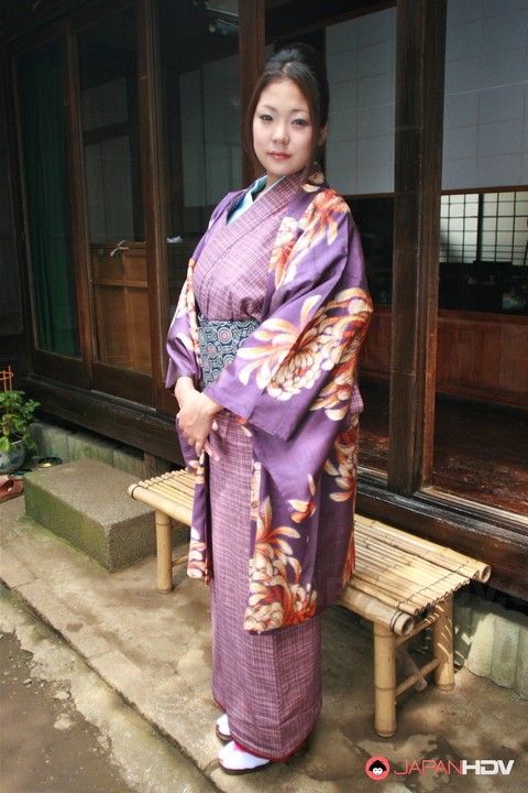 Japanese female lifts up her kimono for a no panty upskirt on the patio | Фото 5