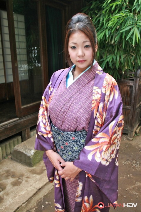 Japanese female lifts up her kimono for a no panty upskirt on the patio | Фото 6