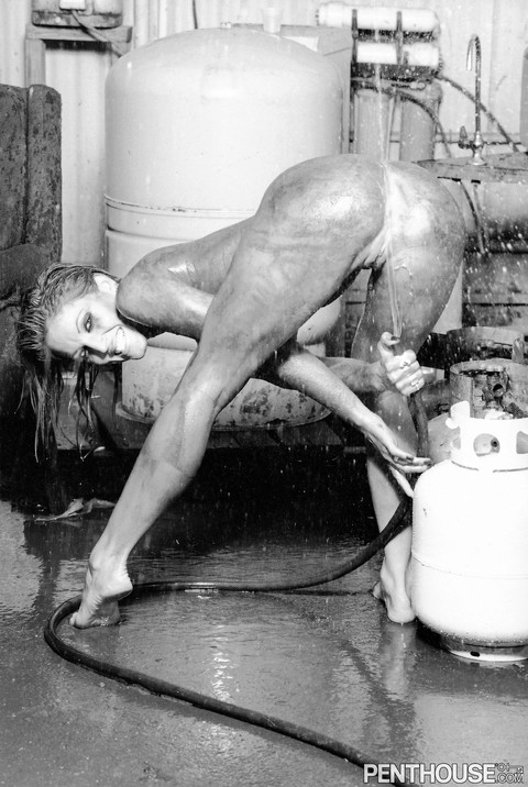 MILF Janine Lindemulder enjoying kinky water play in a black & white thriller | Фото 2