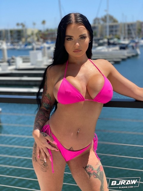 Curvaceous stunner Payton Preslee flaunting her huge melons in a pink bikini | Фото 6