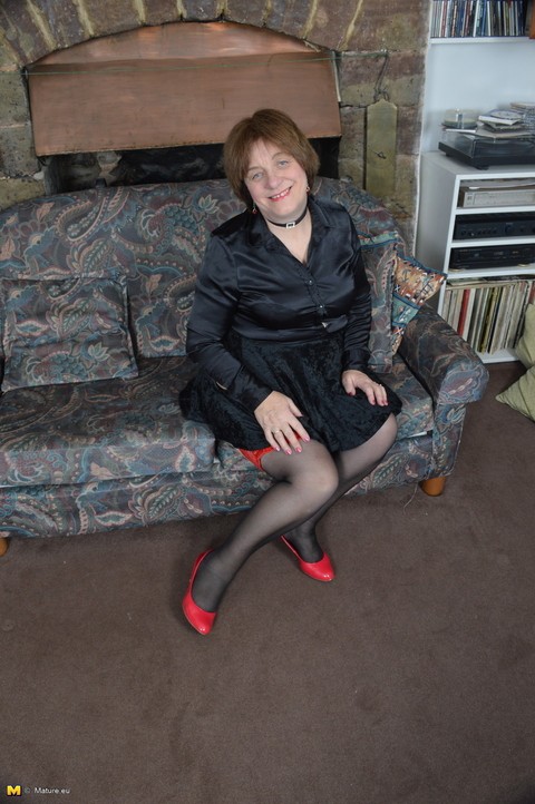 Short haired British mature woman getting naughty on the sofa | Фото 3