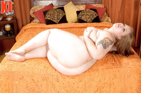 Overweight solo model Miss Isabelle unveiling monster boobs and belly roll | Фото 9