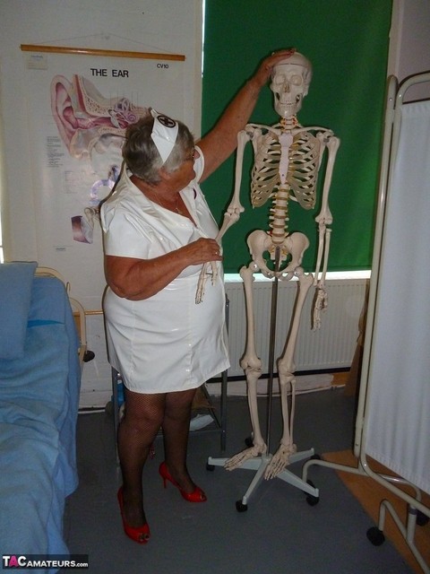 Fat old nurse Grandma Libby attaches a dildo to a skeleton for sexual relief | Фото 1