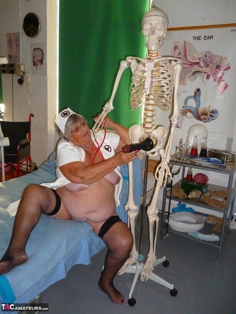 Fat old nurse Grandma Libby attaches a dildo to a skeleton for sexual relief | Фото 11