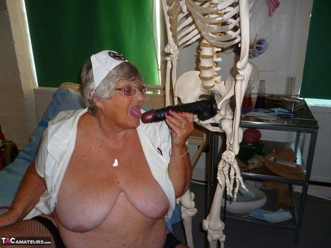 Fat old nurse Grandma Libby attaches a dildo to a skeleton for sexual relief | Фото 12