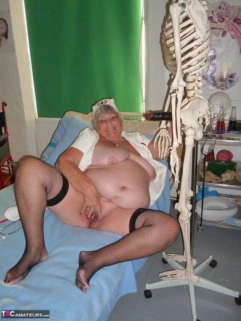 Fat old nurse Grandma Libby attaches a dildo to a skeleton for sexual relief | Фото 13