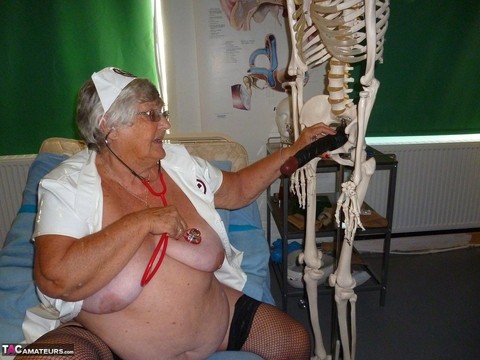 Fat old nurse Grandma Libby attaches a dildo to a skeleton for sexual relief | Фото 15