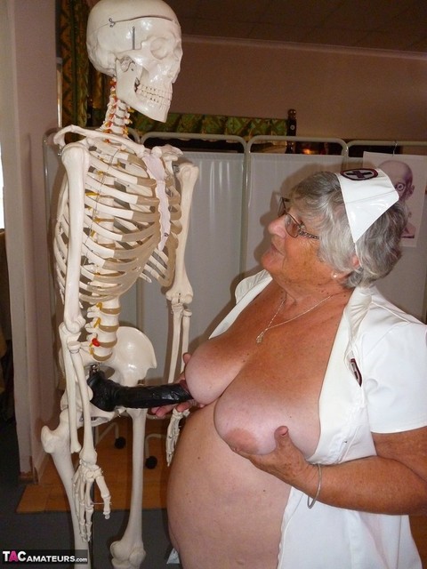 Fat old nurse Grandma Libby attaches a dildo to a skeleton for sexual relief | Фото 16