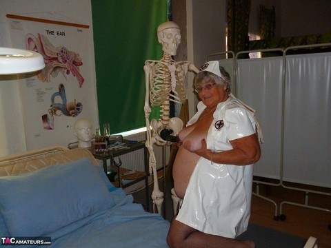 Fat old nurse Grandma Libby attaches a dildo to a skeleton for sexual relief | Фото 17