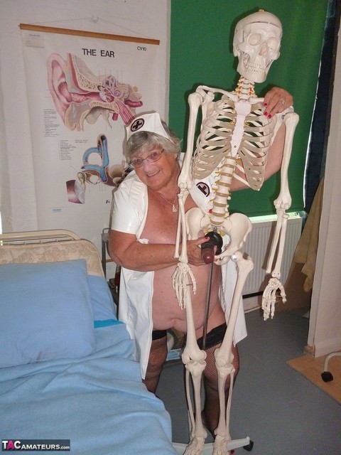 Fat old nurse Grandma Libby attaches a dildo to a skeleton for sexual relief | Фото 18