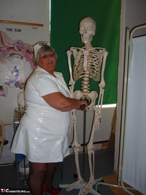 Fat old nurse Grandma Libby attaches a dildo to a skeleton for sexual relief | Фото 2