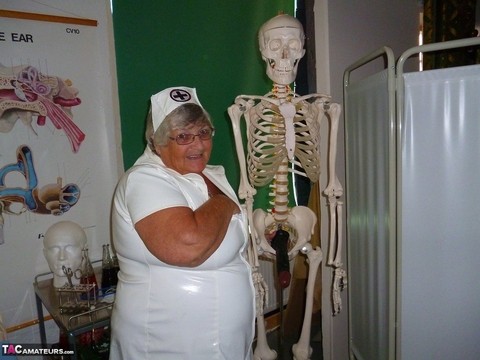 Fat old nurse Grandma Libby attaches a dildo to a skeleton for sexual relief | Фото 3