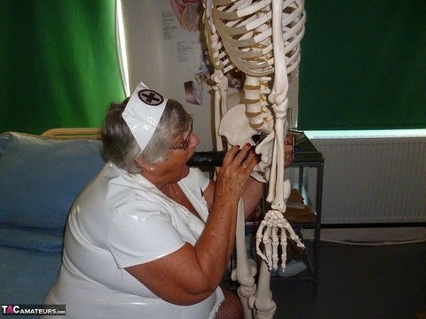 Fat old nurse Grandma Libby attaches a dildo to a skeleton for sexual relief | Фото 4