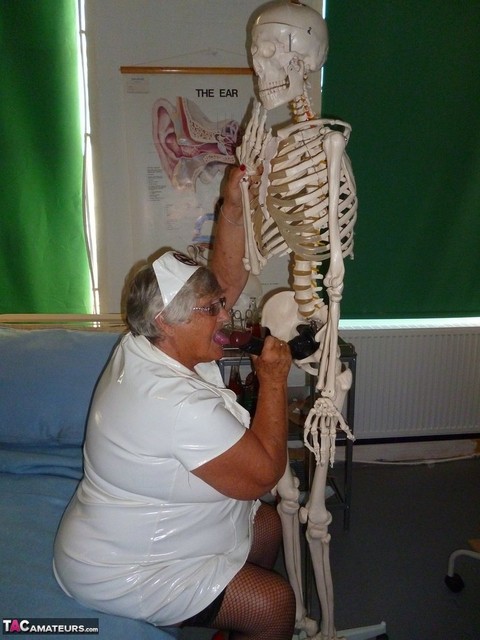 Fat old nurse Grandma Libby attaches a dildo to a skeleton for sexual relief | Фото 5