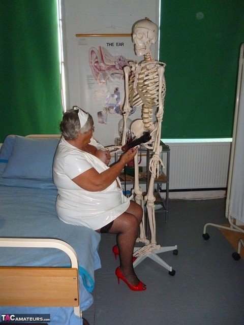 Fat old nurse Grandma Libby attaches a dildo to a skeleton for sexual relief | Фото 6