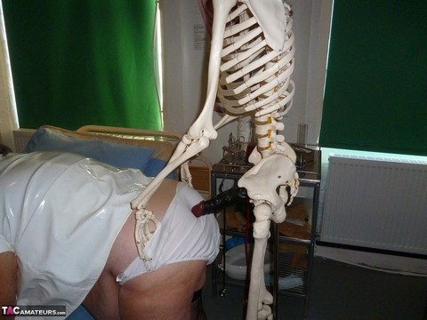 Fat old nurse Grandma Libby attaches a dildo to a skeleton for sexual relief | Фото 7