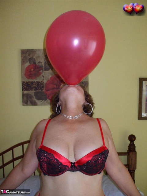 Mature woman Busty Bliss goes topless on her bed while playing with balloons | Фото 15