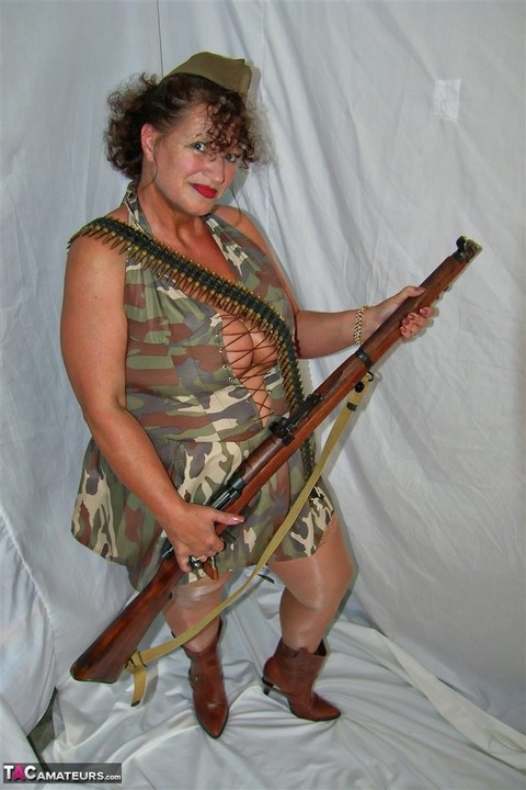 Overweight mature woman exposes her garters and nylon tops in military apparel | Фото 10