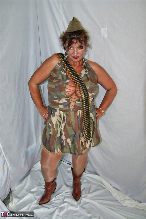 Overweight mature woman exposes her garters and nylon tops in military apparel | Фото 13