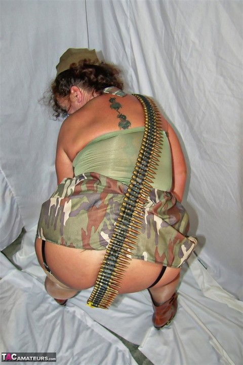 Overweight mature woman exposes her garters and nylon tops in military apparel | Фото 17