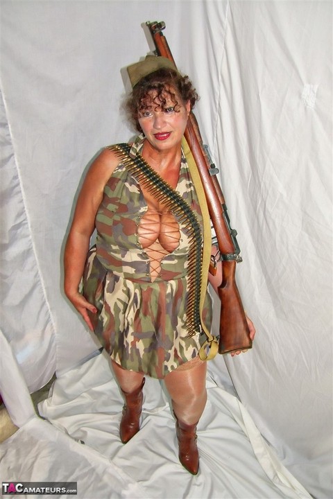 Overweight mature woman exposes her garters and nylon tops in military apparel | Фото 5