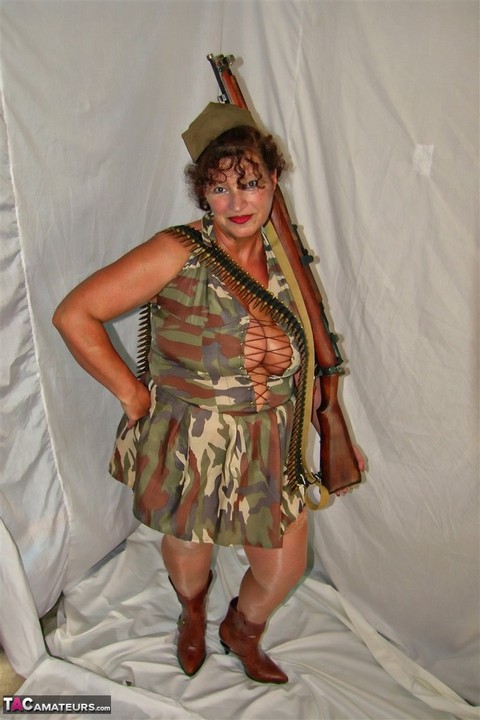 Overweight mature woman exposes her garters and nylon tops in military apparel | Фото 7