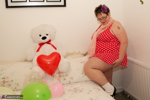 Obese amateur takes off a polka-dot dress to get naked in socks and footwear | Фото 1