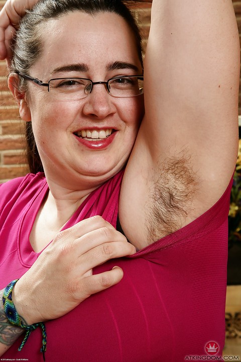 Mature fatty in glasses showing off hairy underarms and fleshy breasts | Фото 3