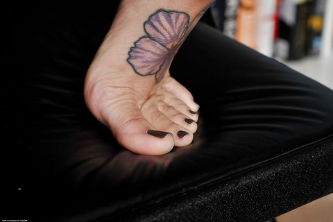 Self-disciplined Latina babe Kami Li shows tattoos on her feet | Фото 7