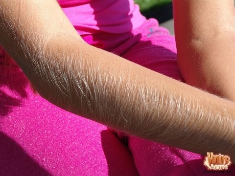 MILF in a pink outfit Lori Anderson showing off her very hairy arms & legs | Фото 1