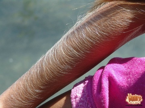 MILF in a pink outfit Lori Anderson showing off her very hairy arms & legs | Фото 10