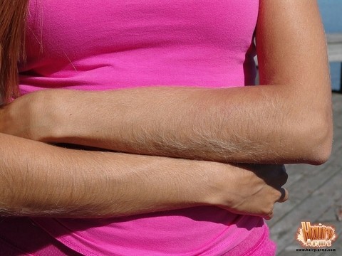 MILF in a pink outfit Lori Anderson showing off her very hairy arms & legs | Фото 13