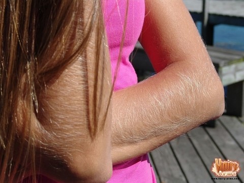 MILF in a pink outfit Lori Anderson showing off her very hairy arms & legs | Фото 15