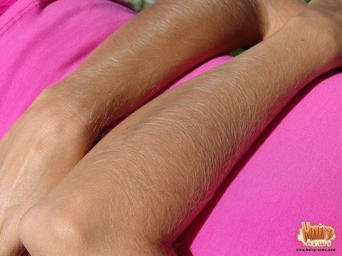 MILF in a pink outfit Lori Anderson showing off her very hairy arms & legs | Фото 21