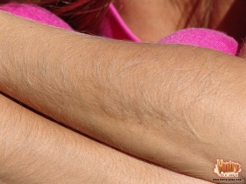 MILF in a pink outfit Lori Anderson showing off her very hairy arms & legs | Фото 4